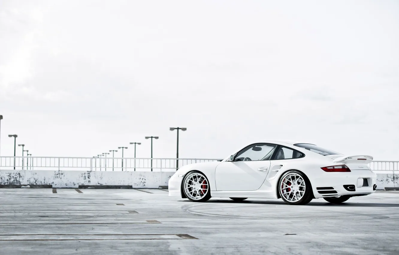 Фото обои белый, 997, Porsche, парковка, white, порше, Turbo, задняя часть