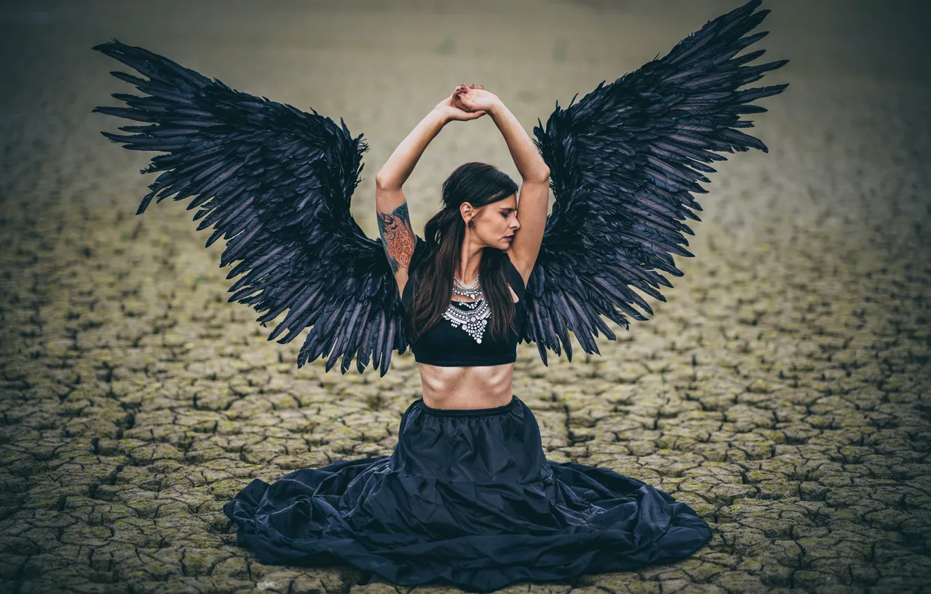 Фото обои девушка, трещины, поза, земля, женщина, крылья, ангел, руки