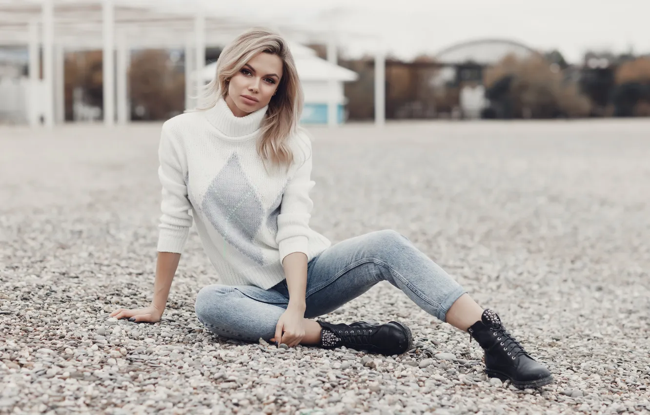 Фото обои girl, young, beautiful, jeans, blonde, cute, sweater