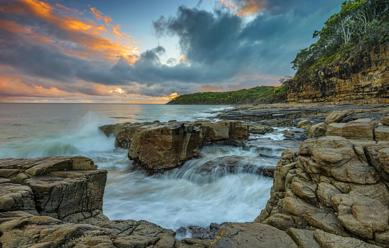 Фото обои море, деревья, тучи, камни, побережье, Австралия, Queensland