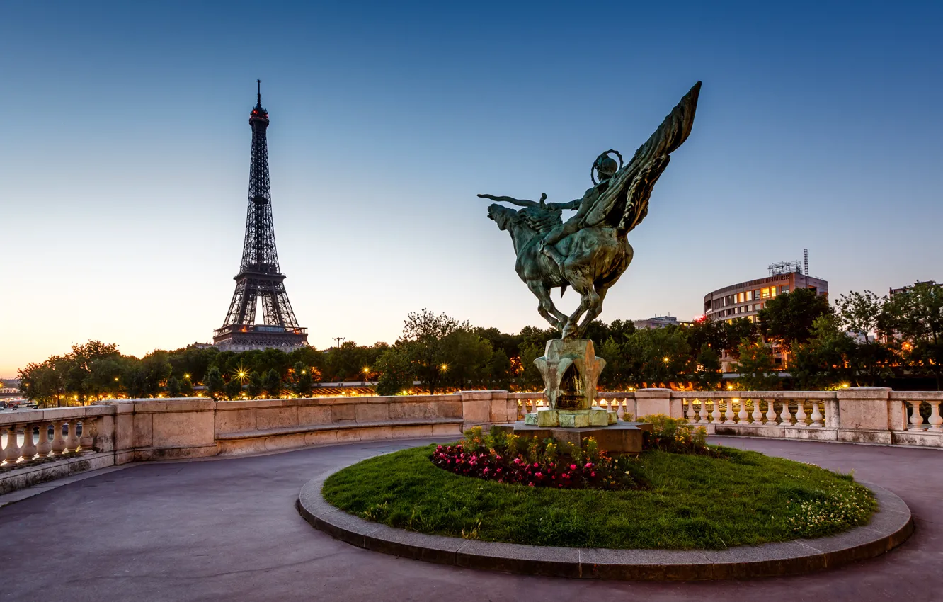 Фото обои Франция, Париж, статуя, Эйфелева башня, Paris, скульптура, France, Eiffel Tower