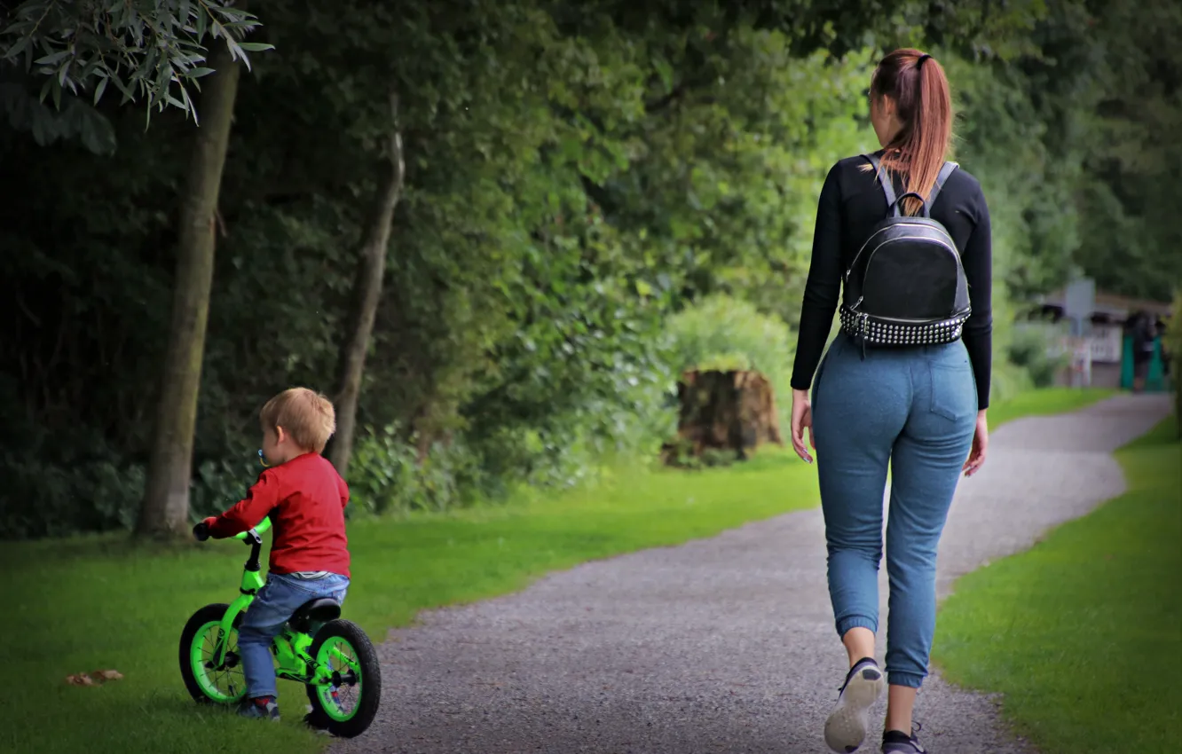 Фото обои bike, child, kid, mom, bycicle, sexy mom