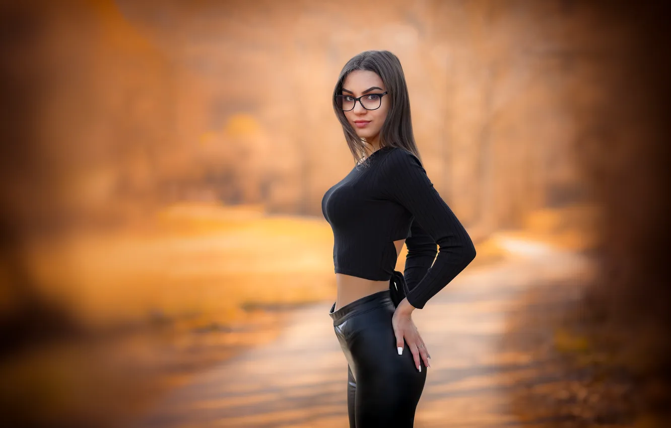 Фото обои взгляд, девушка, поза, очки, кофточка, брюки, боке