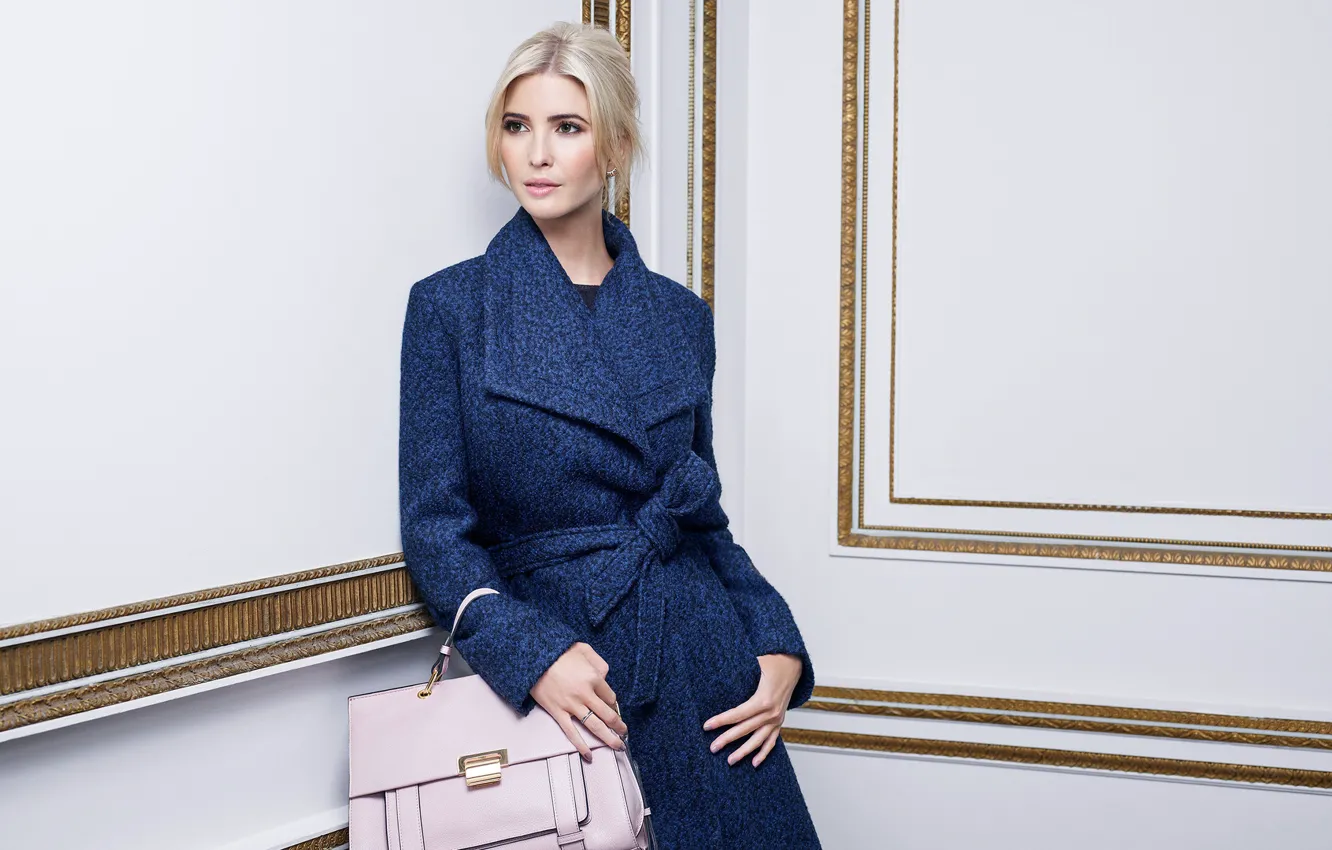 Фото обои взгляд, девушка, фото, стена, прическа, сумка, пальто, Ivanka Trump