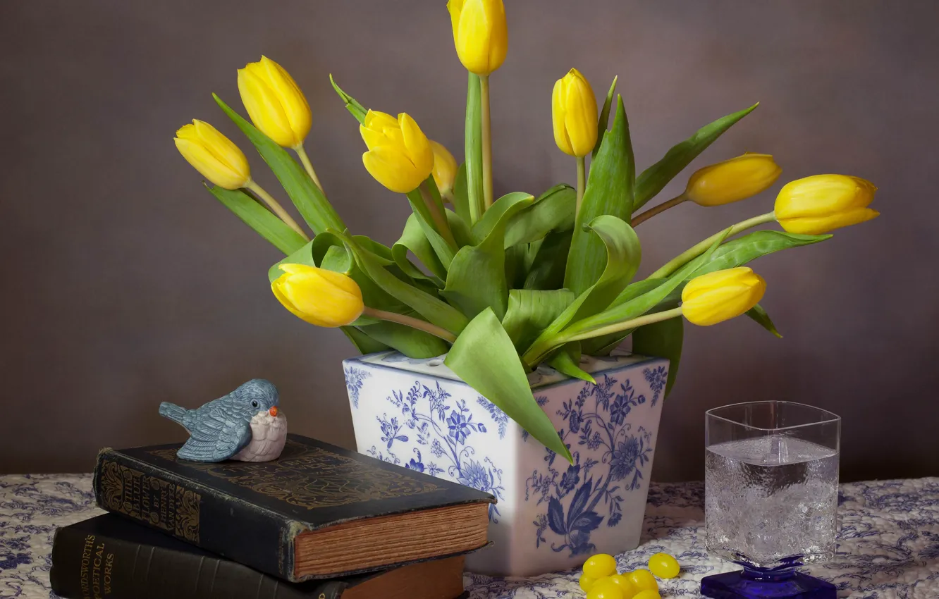 Фото обои цветы, стакан, стиль, книги, тюльпаны, ваза, птичка, натюрморт