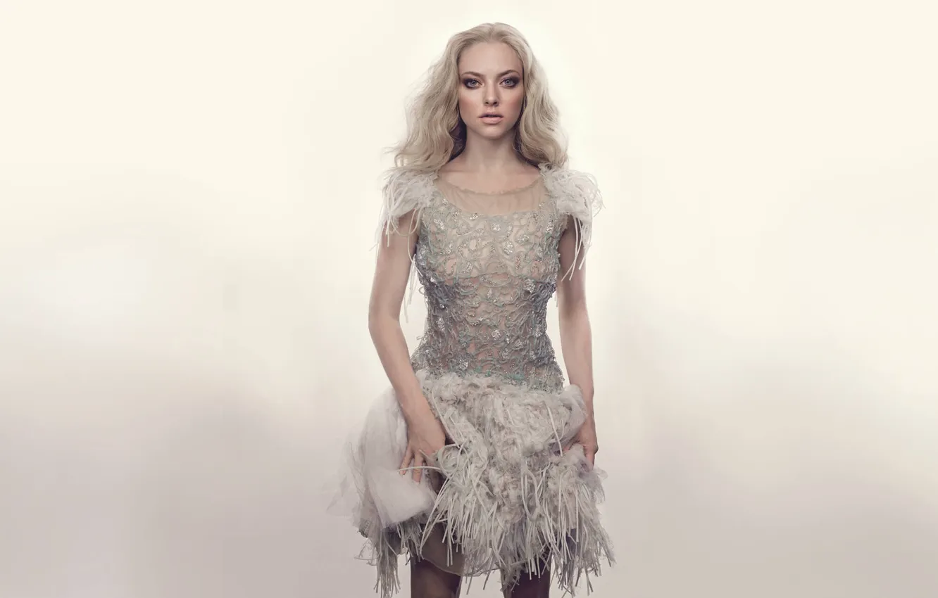 Фото обои взгляд, фон, портрет, платье, актриса, прическа, блондинка, Amanda Seyfried