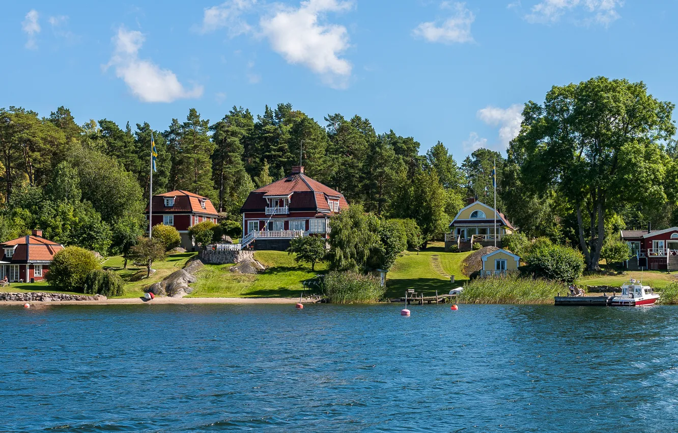 Фото обои деревья, река, берег, причал, катер, домики, Швеция, Stockholm
