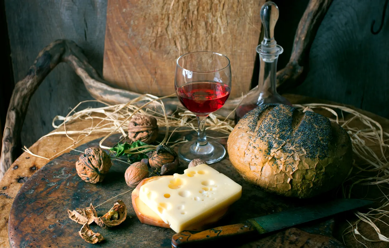 Фото обои вино, красное, бокал, сыр, хлеб, орехи
