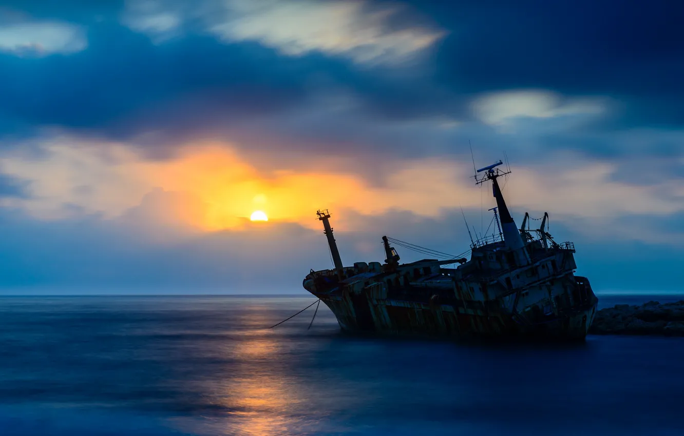 Фото обои море, небо, гладь, рассвет, корабль
