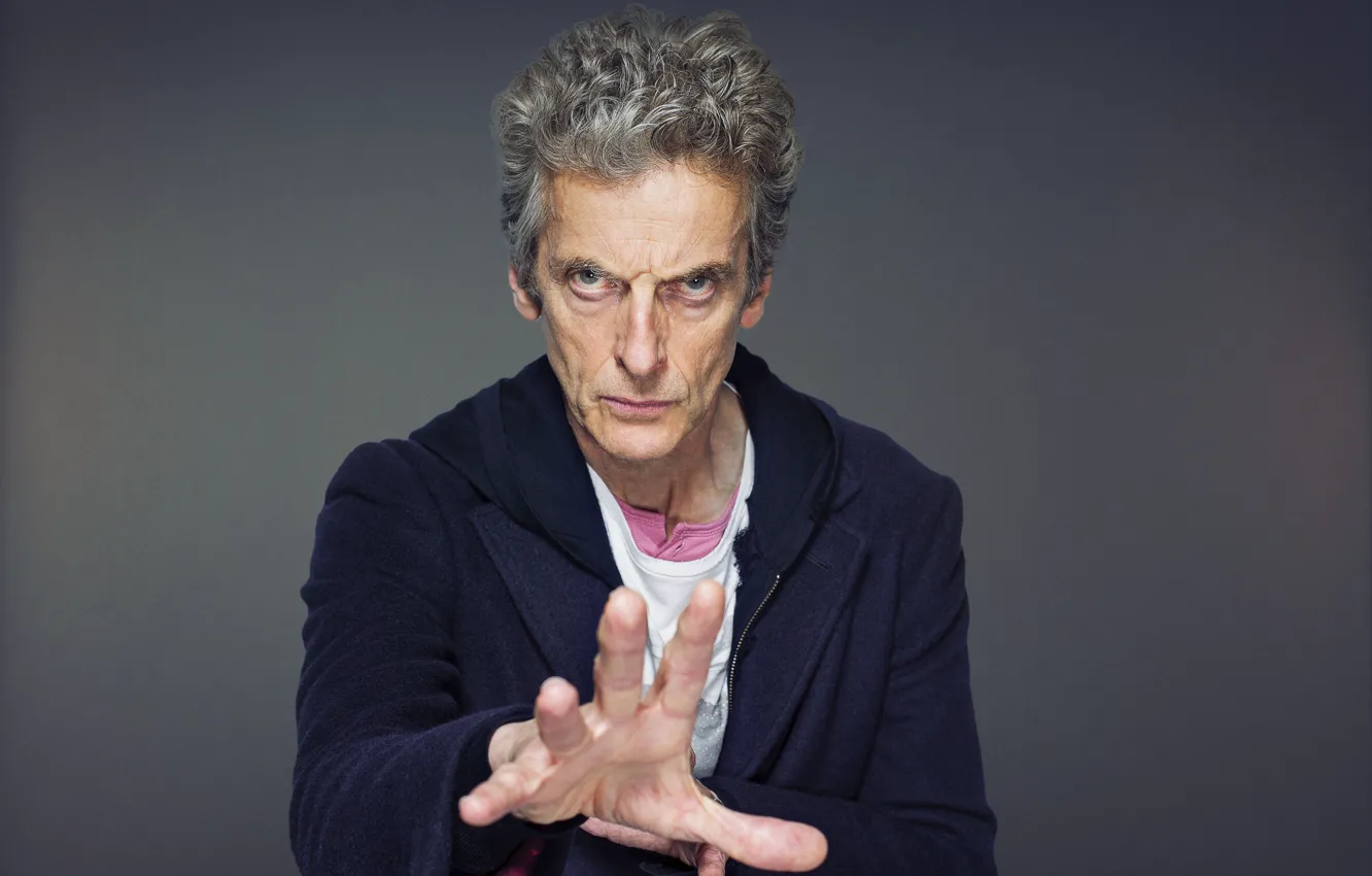 Фото обои взгляд, лицо, рука, актер, мужчина, серый фон, Doctor Who, Доктор Кто