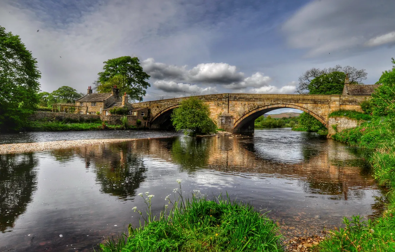 Фото обои небо, трава, облака, деревья, HDR, дома, Великобритания, кусты