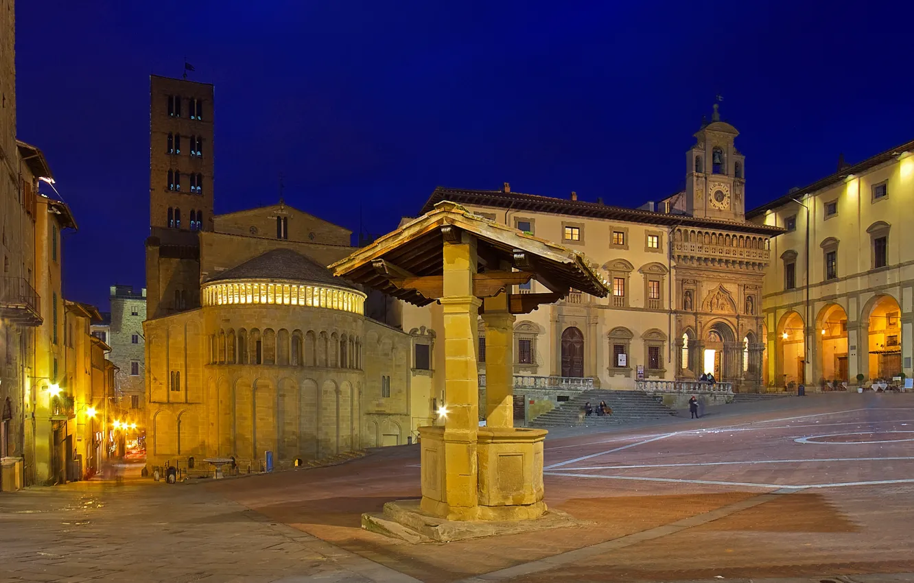 Фото обои ночь, огни, башня, площадь, колодец, Италия, Тоскана, Ареццо