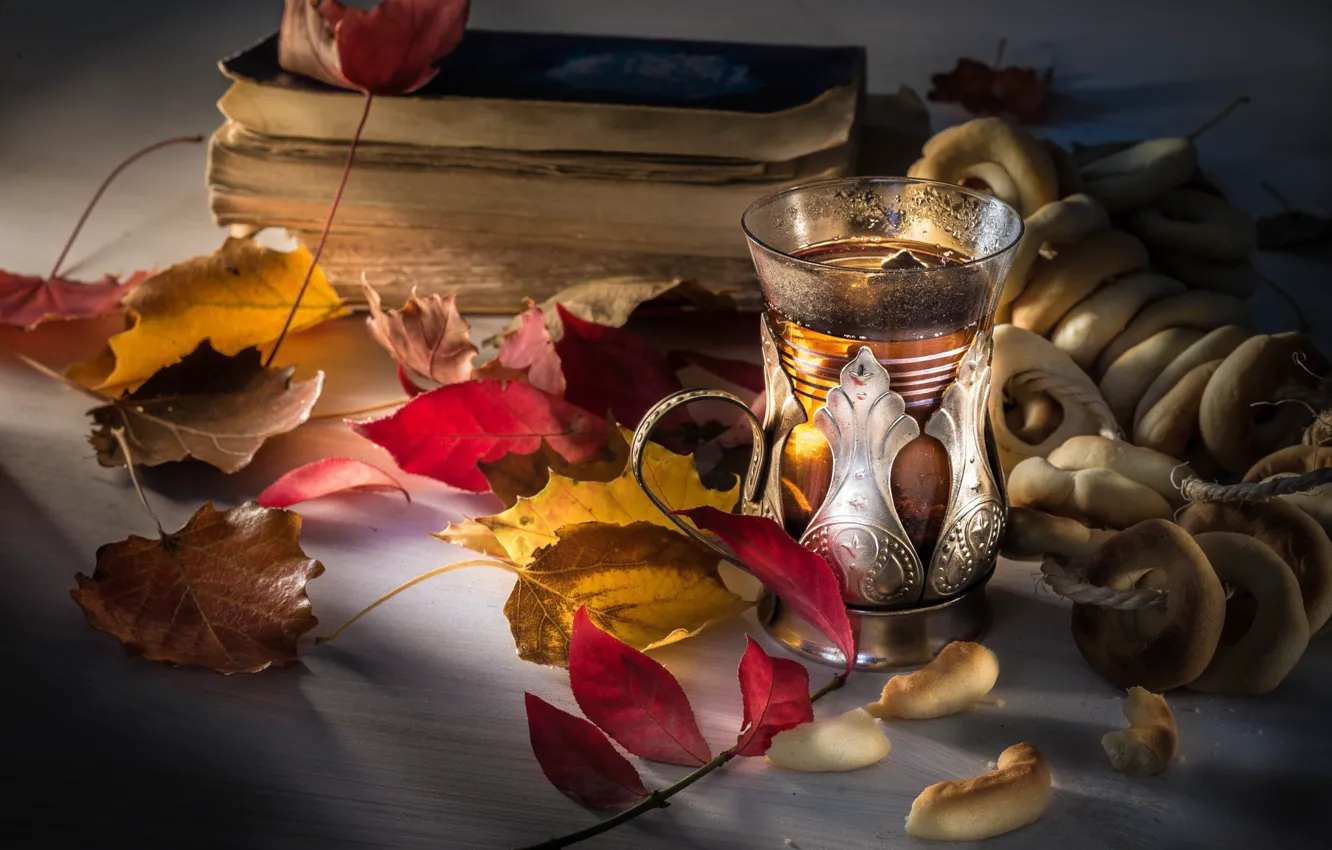 Фото обои листья, стакан, чай, книги, still life, баранки