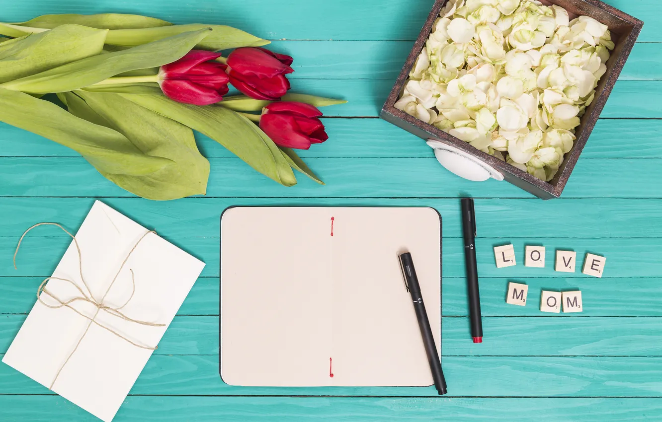 Фото обои букет, лепестки, тюльпаны, блокнот, ручки, поздравление, День матери