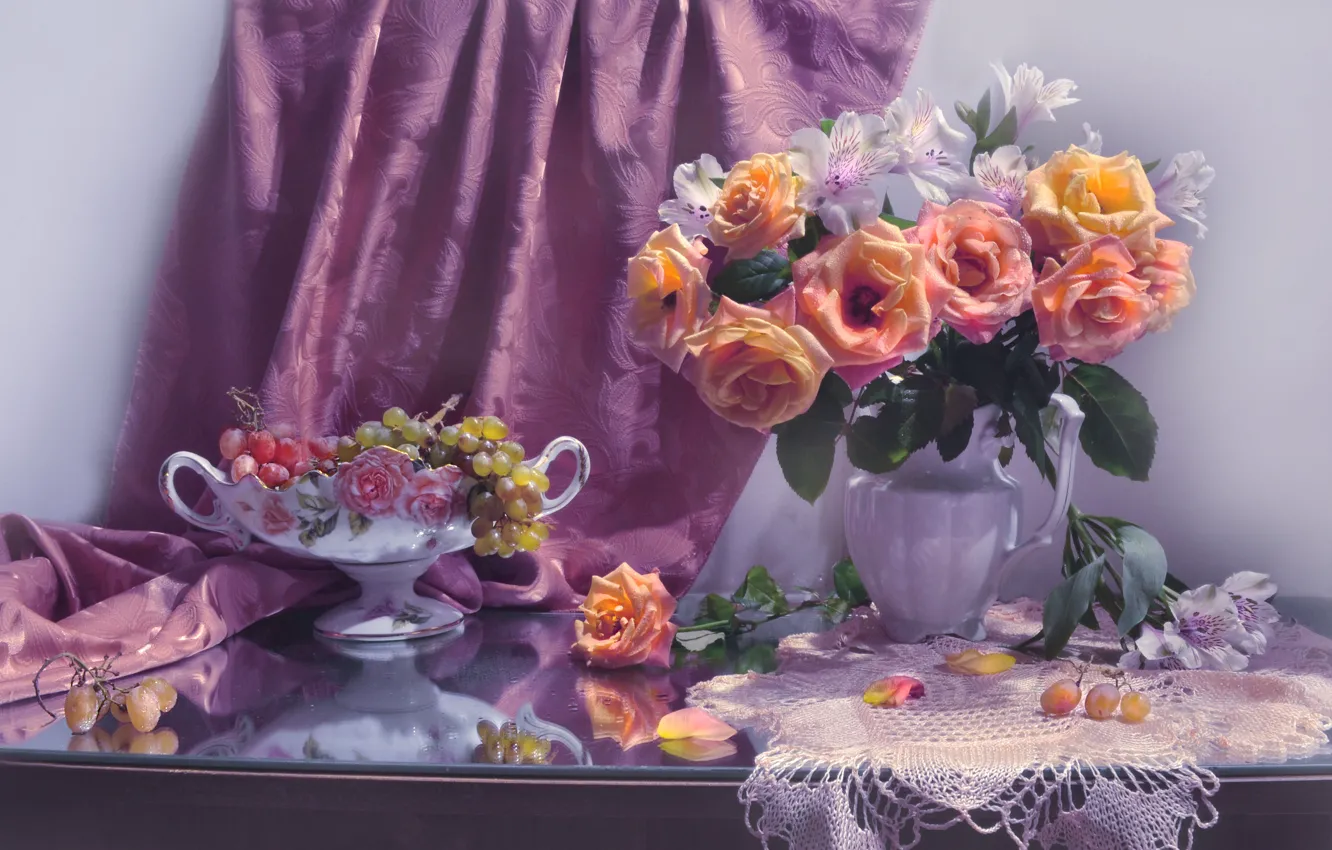 Фото обои цветы, ягоды, розы, лепестки, виноград, ткань, ваза, натюрморт