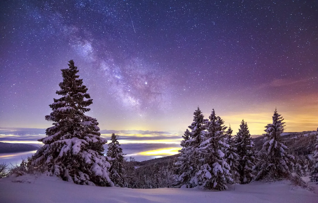 Фото обои Небо, Зима, Горы, Снег, Звёзды, Млечный Путь, Еловые Деревья