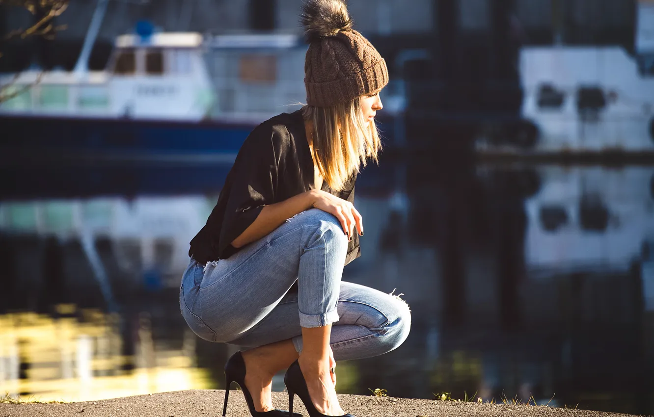 Фото обои девушка, стиль, модель, шапка, джинсы