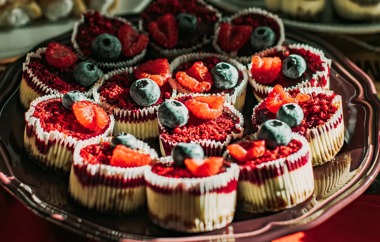 Фото обои свет, ягоды, малина, черника, пирожное, много, десерт, блюдо
