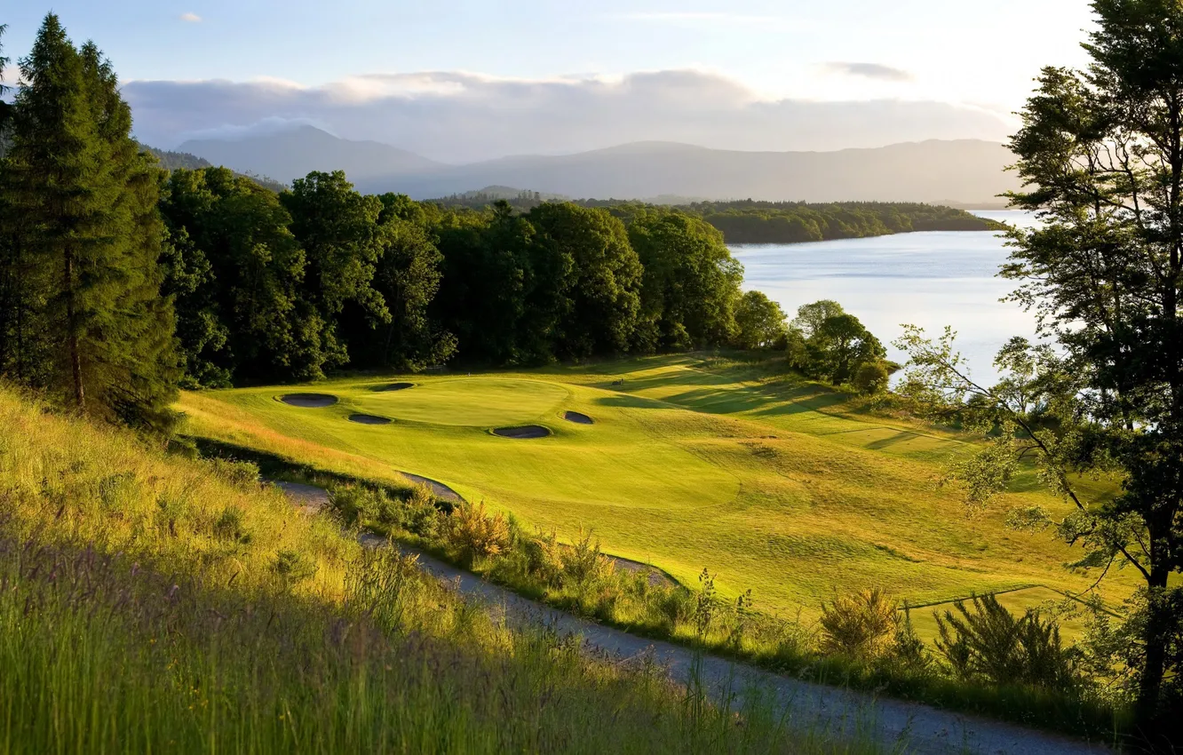 Фото обои дорога, поле, лес, небо, трава, облака, деревья, пейзаж