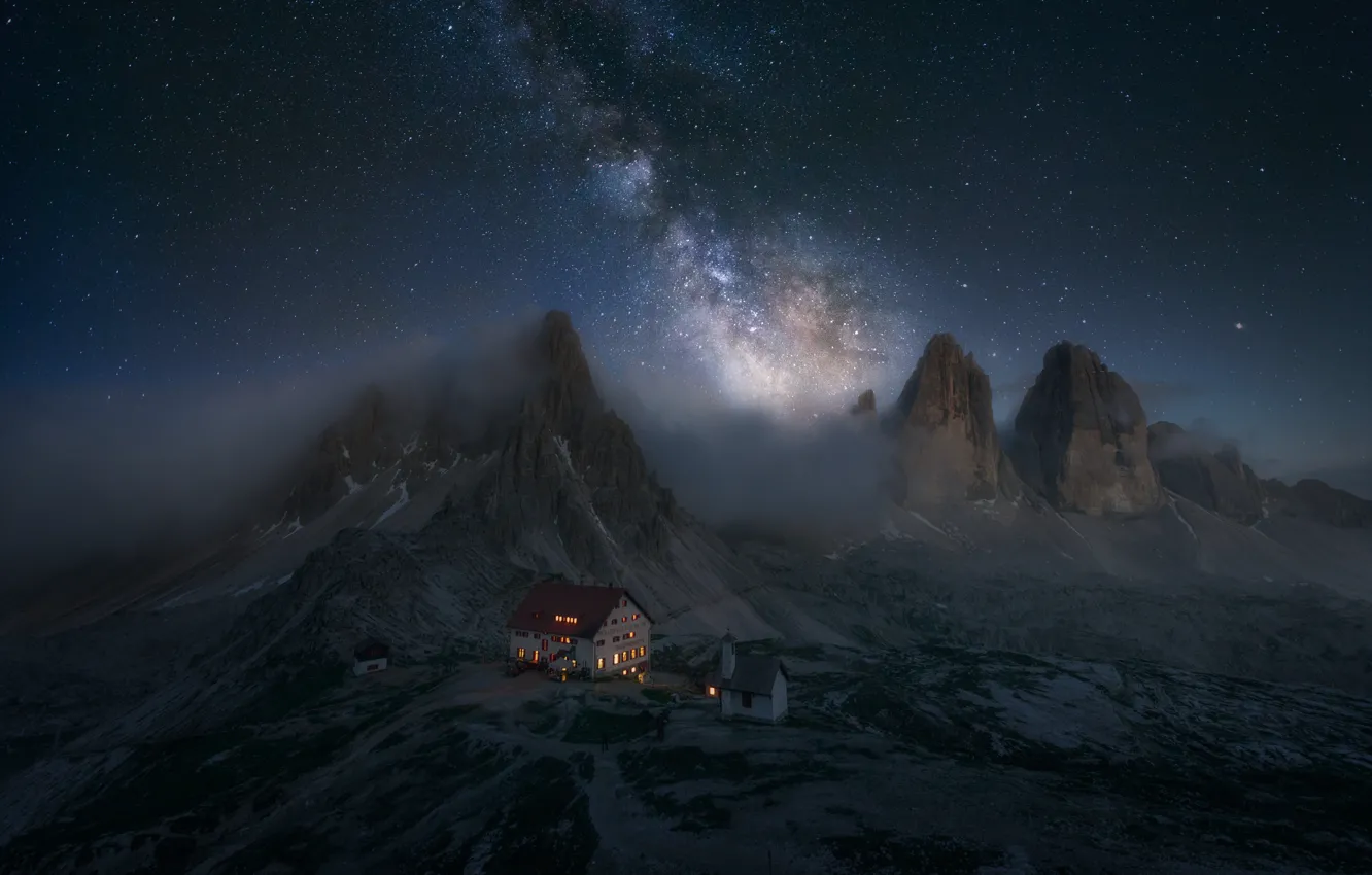Фото обои звезды, облака, горы, здание, Млечный Путь, mountains, clouds, stars