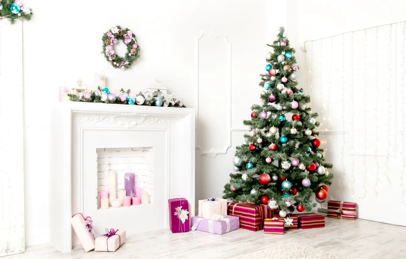 Фото обои праздник, подарок, шары, елка, подарки, Новый год, камин, елочные игрушки