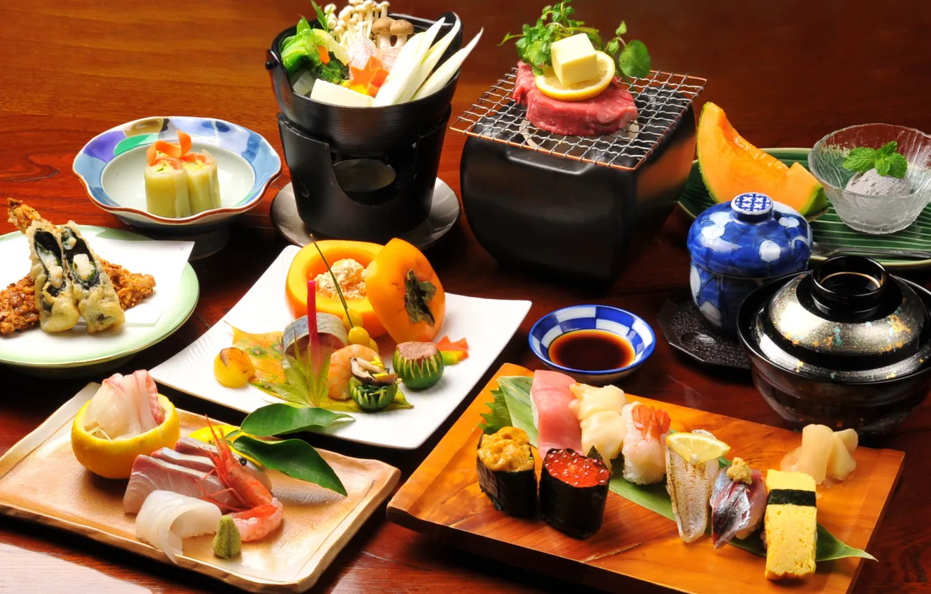 Фото обои стол, грибы, мороженое, овощи, соус, японская еда, роллы, морепродукты