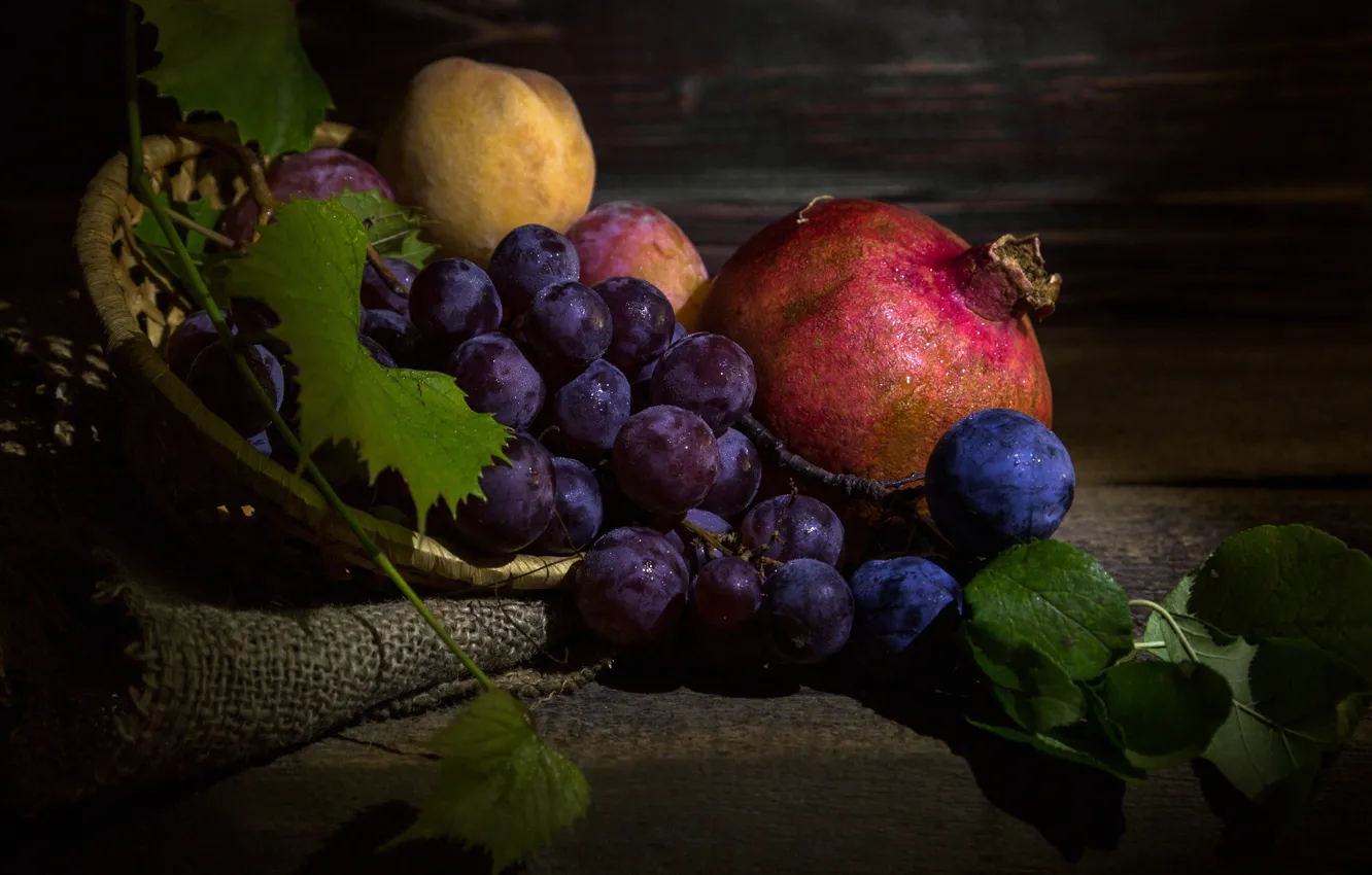 Фото обои виноград, фрукты, натюрморт, персик, мешковина, гранат