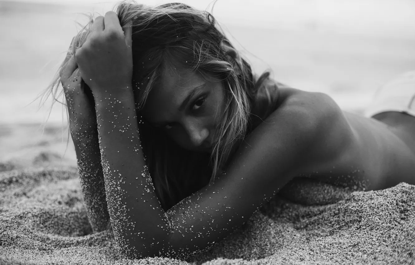 Фото обои песок, пляж, взгляд, девушка, Alexis Ren