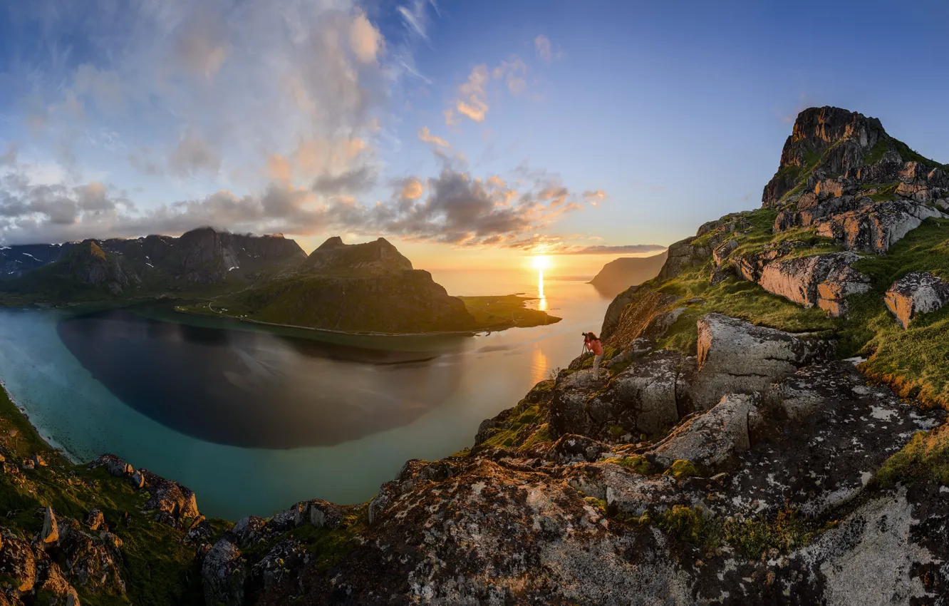 Фото обои небо, девушка, солнце, облака, закат, горы, озеро, камни