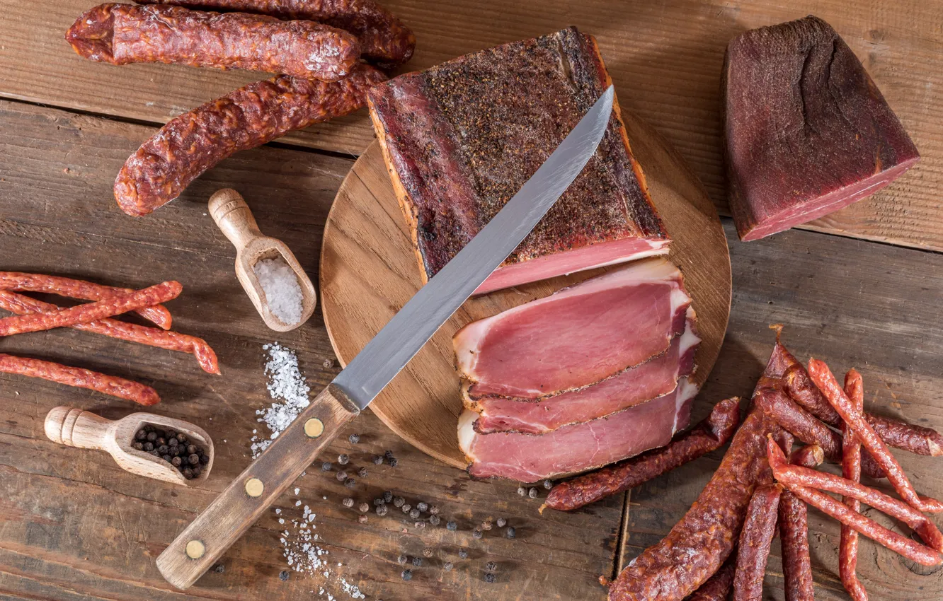 Фото обои нож, мясо, доска, колбаса, бекон, специи, meat, sausage