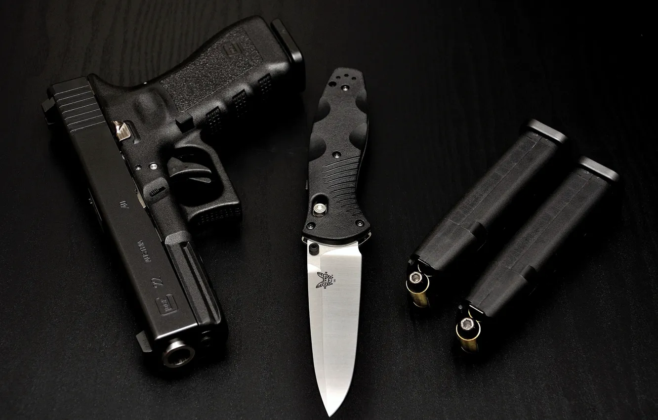 Фото обои пистолет, оружие, стол, чёрный, нож, патроны, black, магазин