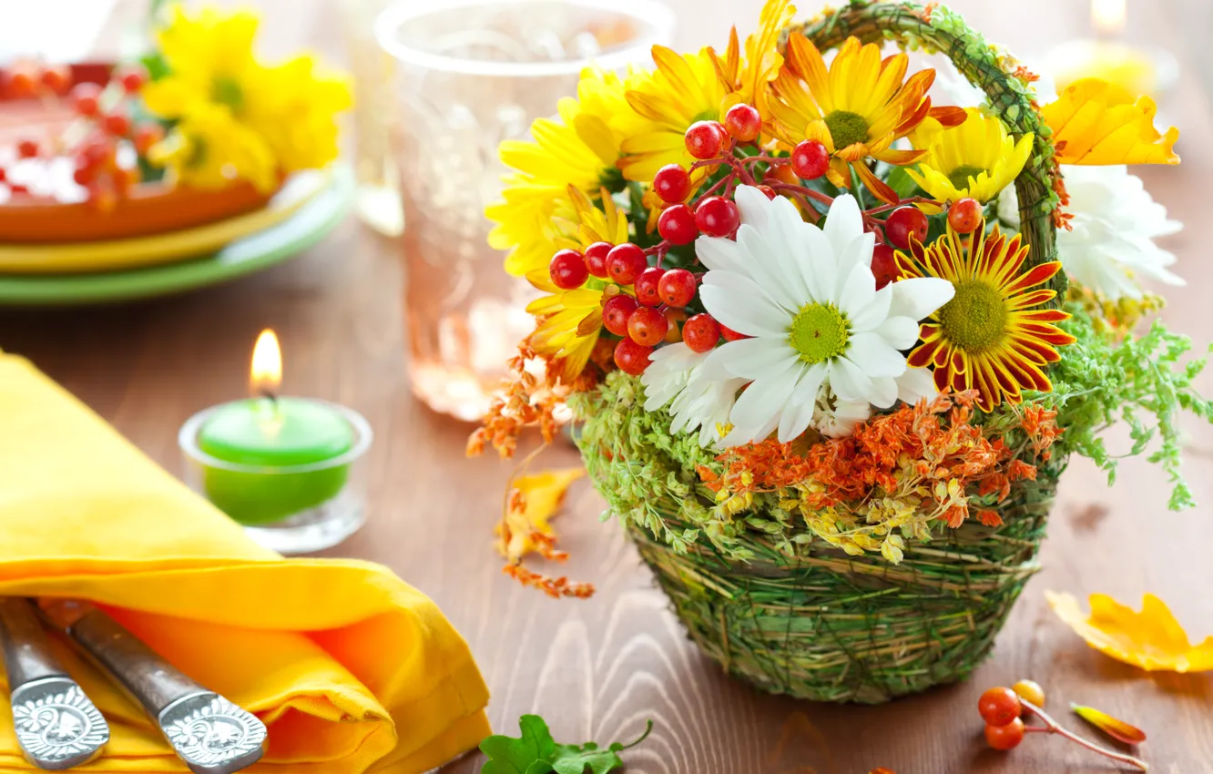 Фото обои листья, цветы, ягоды, стол, огонь, свеча, букет, рябина