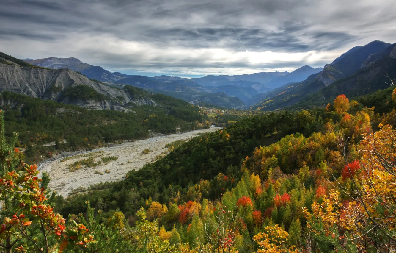 Фото обои осень, лес, облака, деревья, горы, ручей, Франция, долина