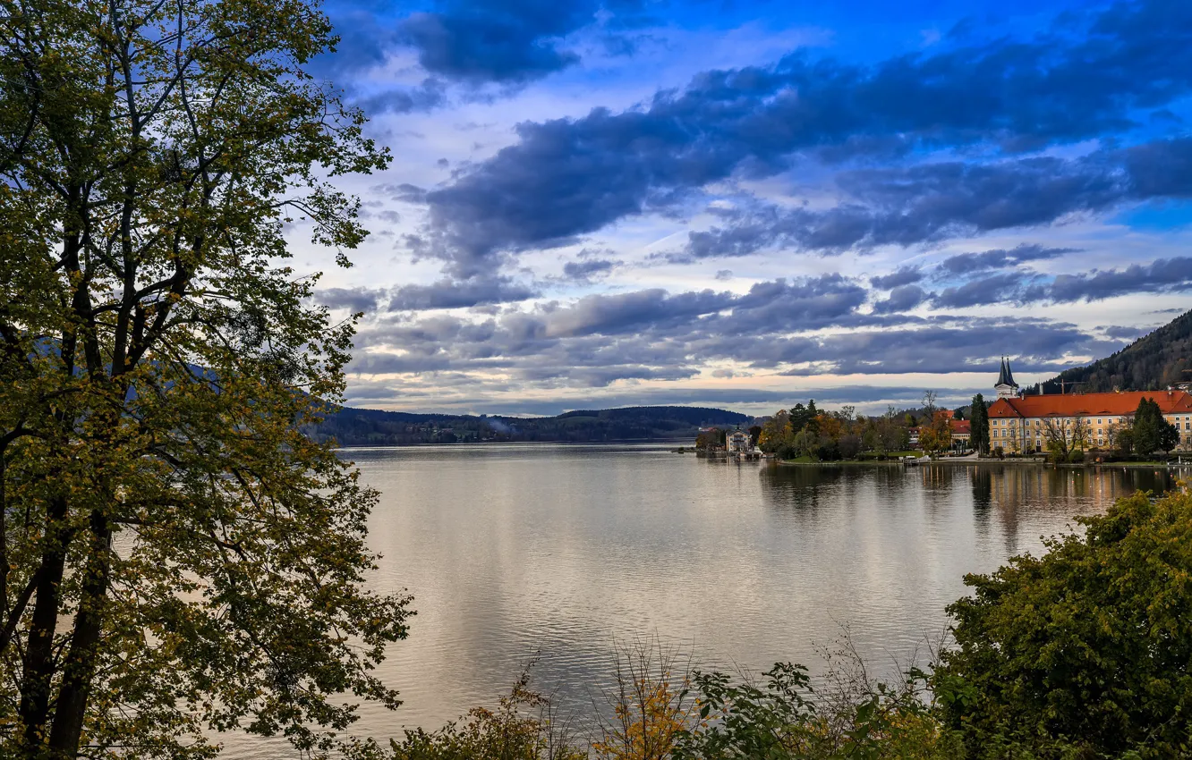 Фото обои небо, облака, деревья, город, озеро, дома