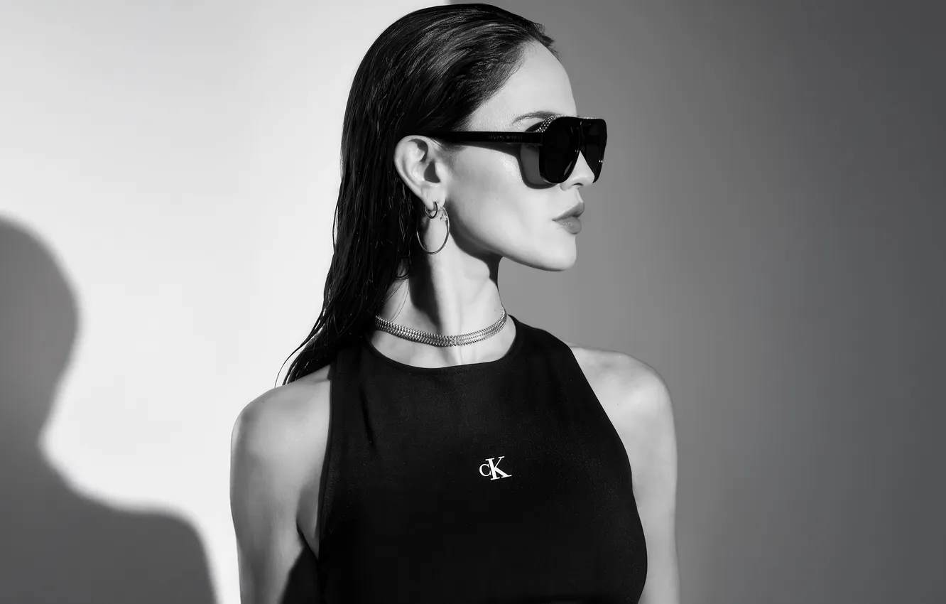 Фото обои взгляд, поза, актриса, черно-белое, певица, в белом, hair, Eiza Gonzalez