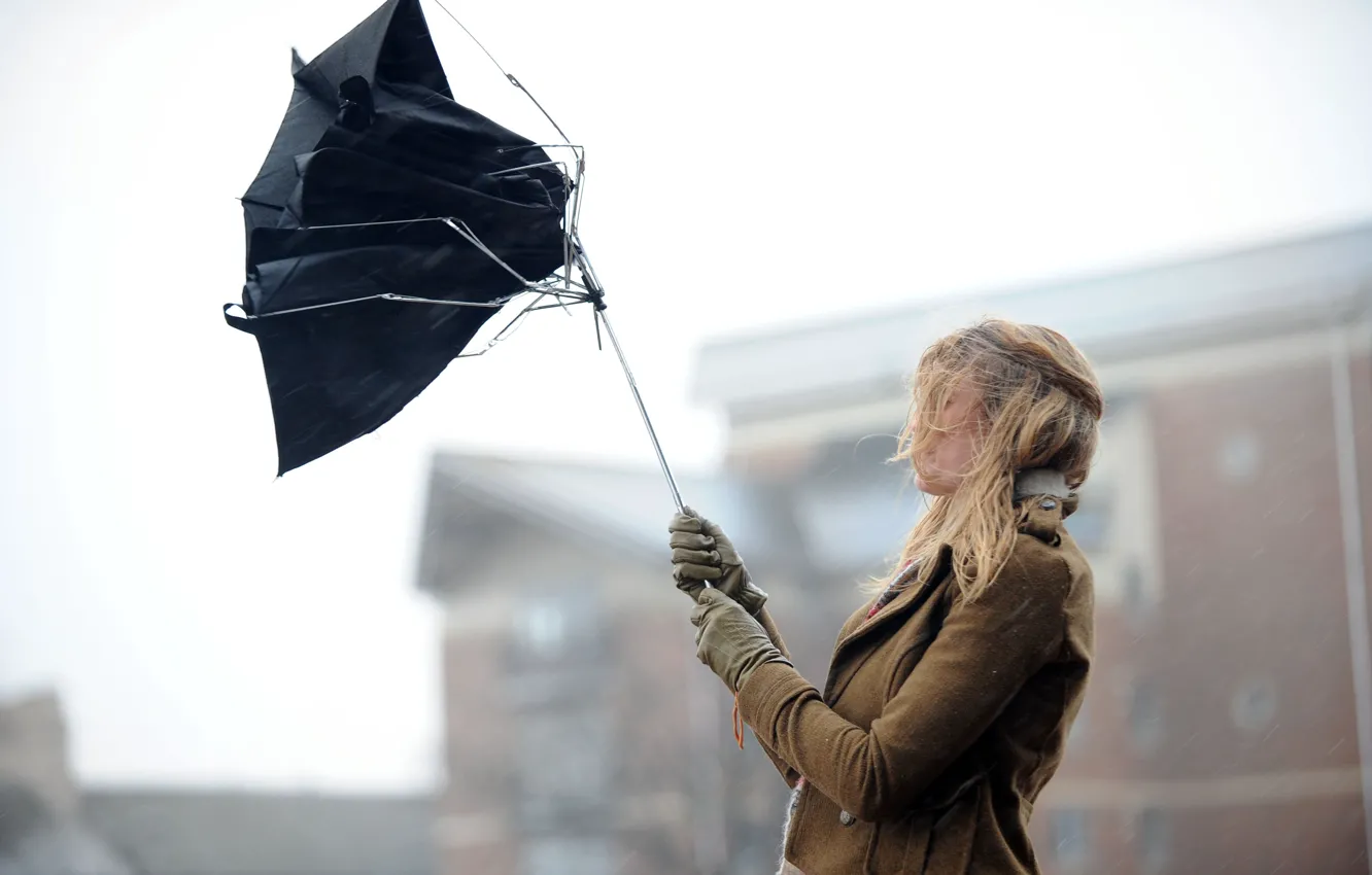 Фото обои девушка, город, ветер, зонт