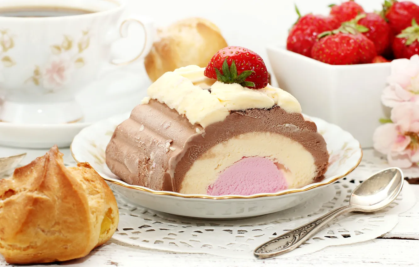 Фото обои ягоды, клубника, ложка, мороженое, чашка, сладости, торт, десерт