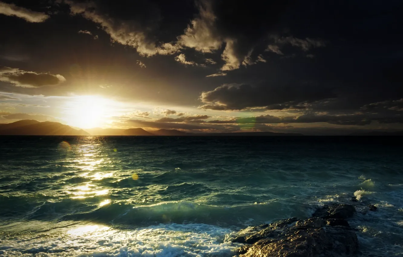 Фото обои море, волны, небо, пена, солнце, закат, горы, камни
