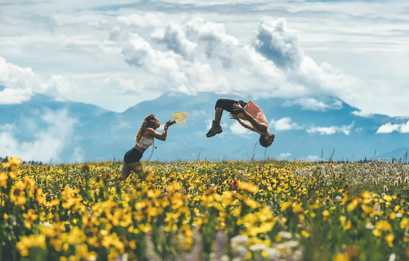 Фото обои поле, девушка, прыжок, Flight, парень