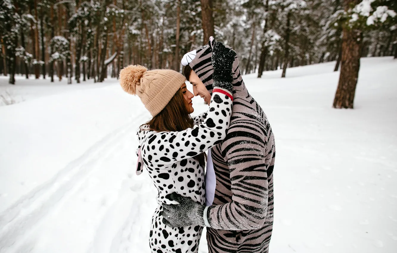 Фото обои зима, лес, девушка, снег, деревья, любовь, радость, природа