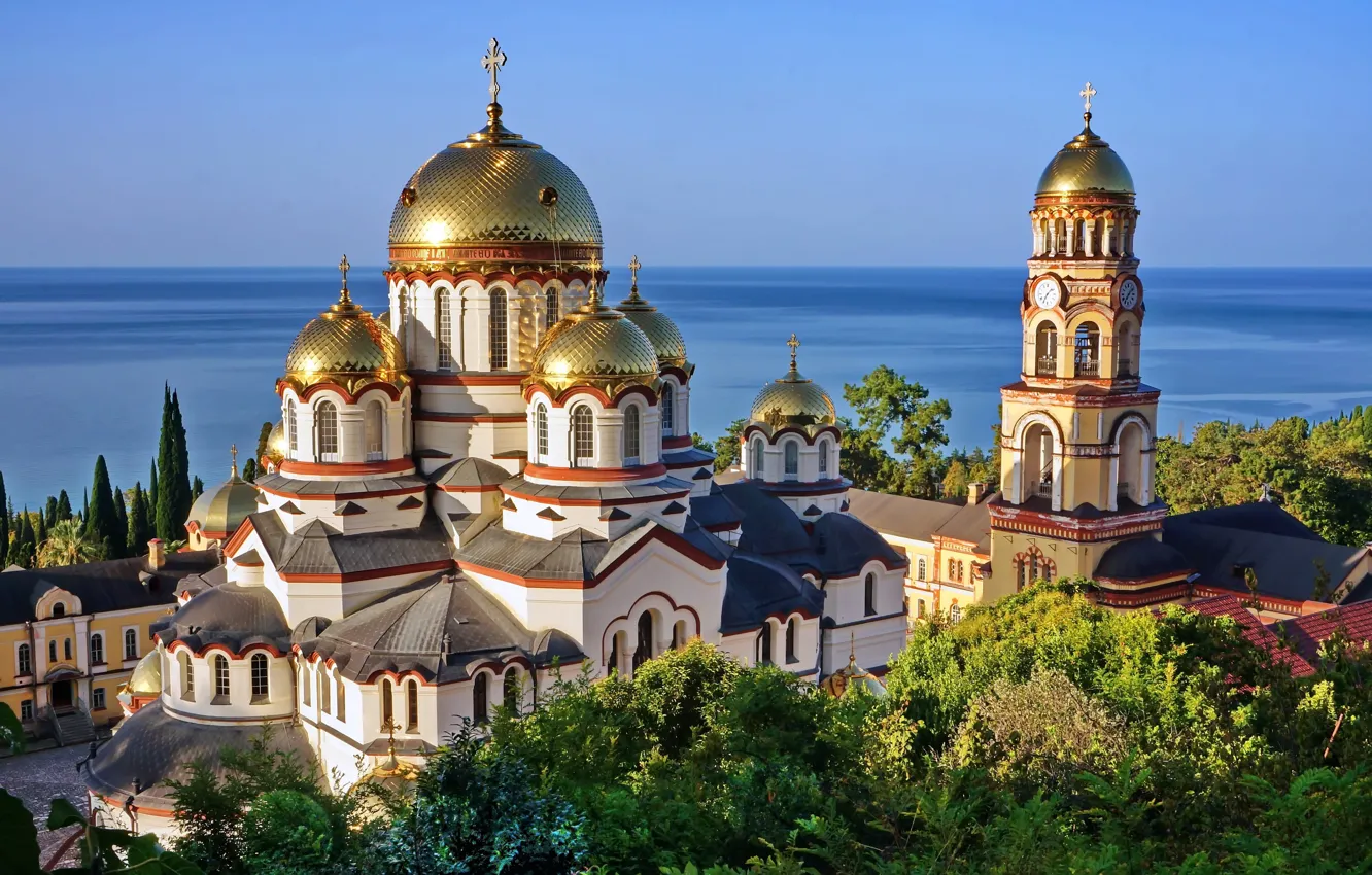 Фото обои море, башня, храм, архитектура, купола, Абхазия, колокольня, Чёрное море