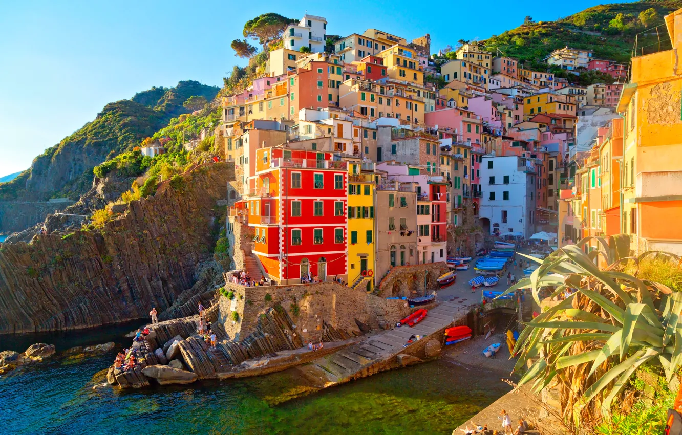 Фото обои море, пейзаж, город, скалы, дома, лодки, причал, Италия