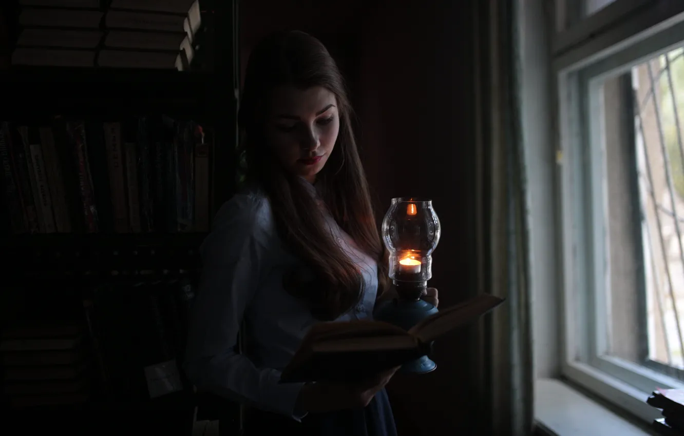 Фото обои девушка, лампа, окно, чтение