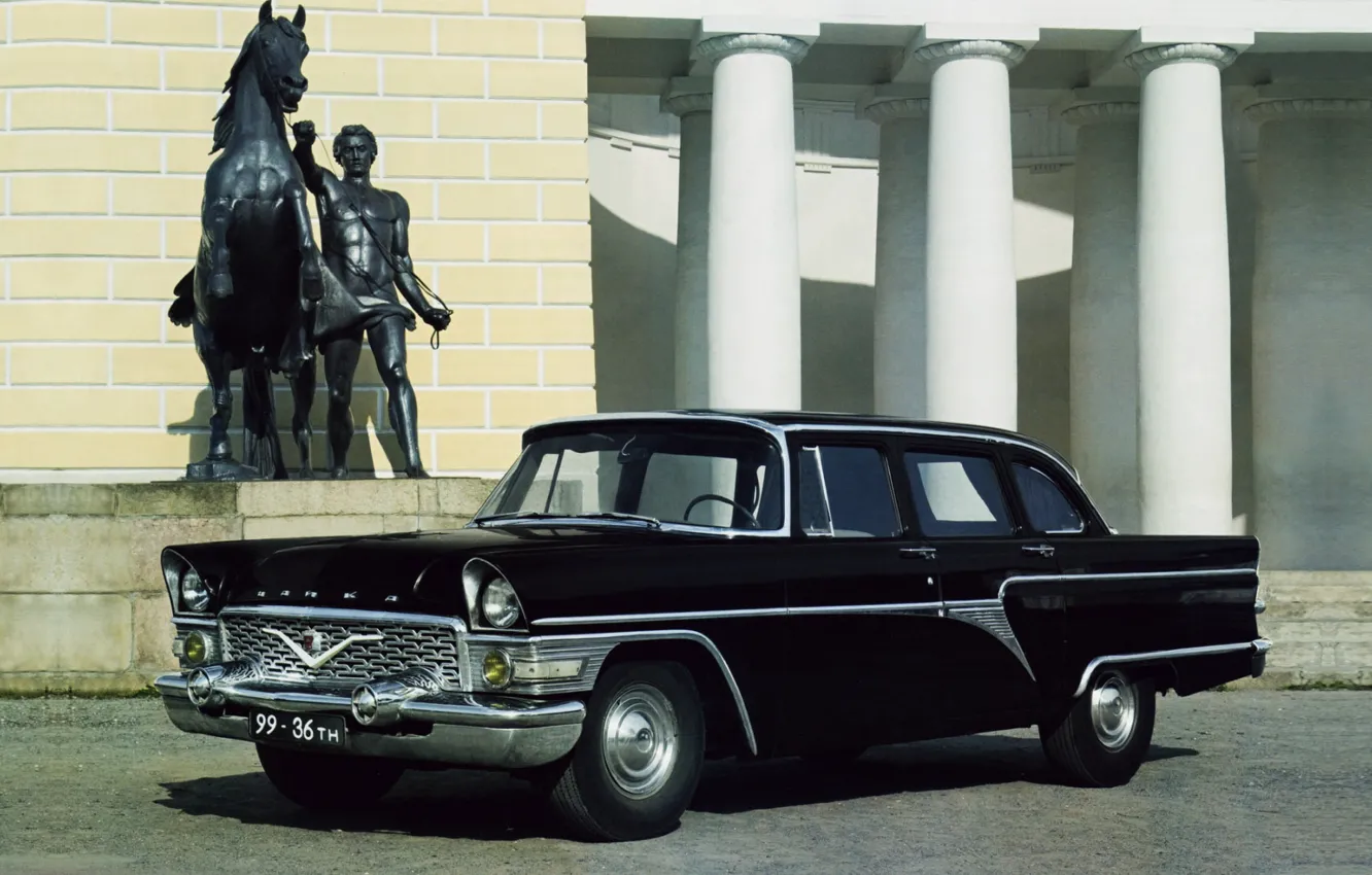 Фото обои фон, чёрный, Чайка, колонны, седан, классика, передок, ГАЗ