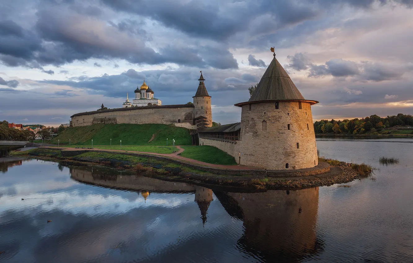Фото обои облака, река, башни, отражение в воде, Псковский Кром, Морозов Сергей
