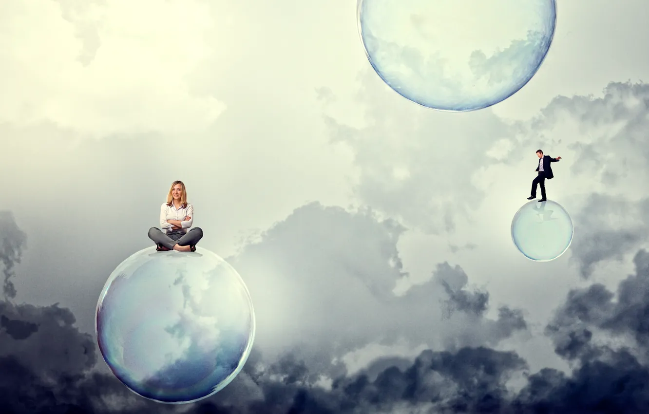 Фото обои небо, девушка, облака, улыбка, мыльные пузыри, блондинка, парень