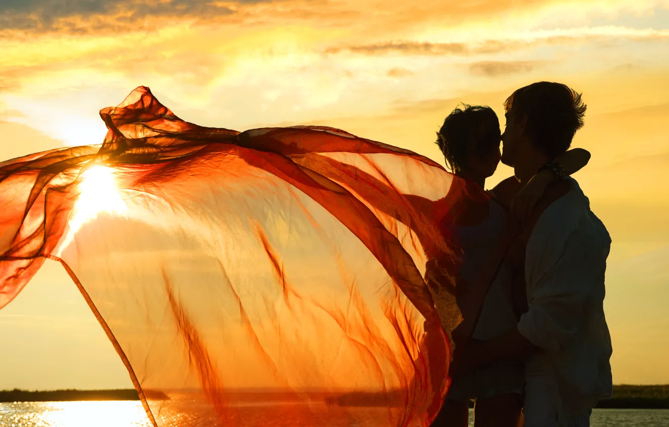 Фото обои девушка, радость, закат, озеро, ветер, ткань, браслет, парень
