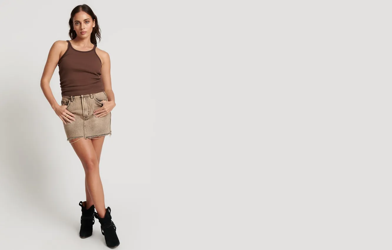 Фото обои girl, model, brunette, skirt, tank top