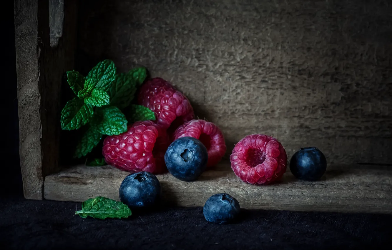 Фото обои ягоды, малина, ящик, голубика