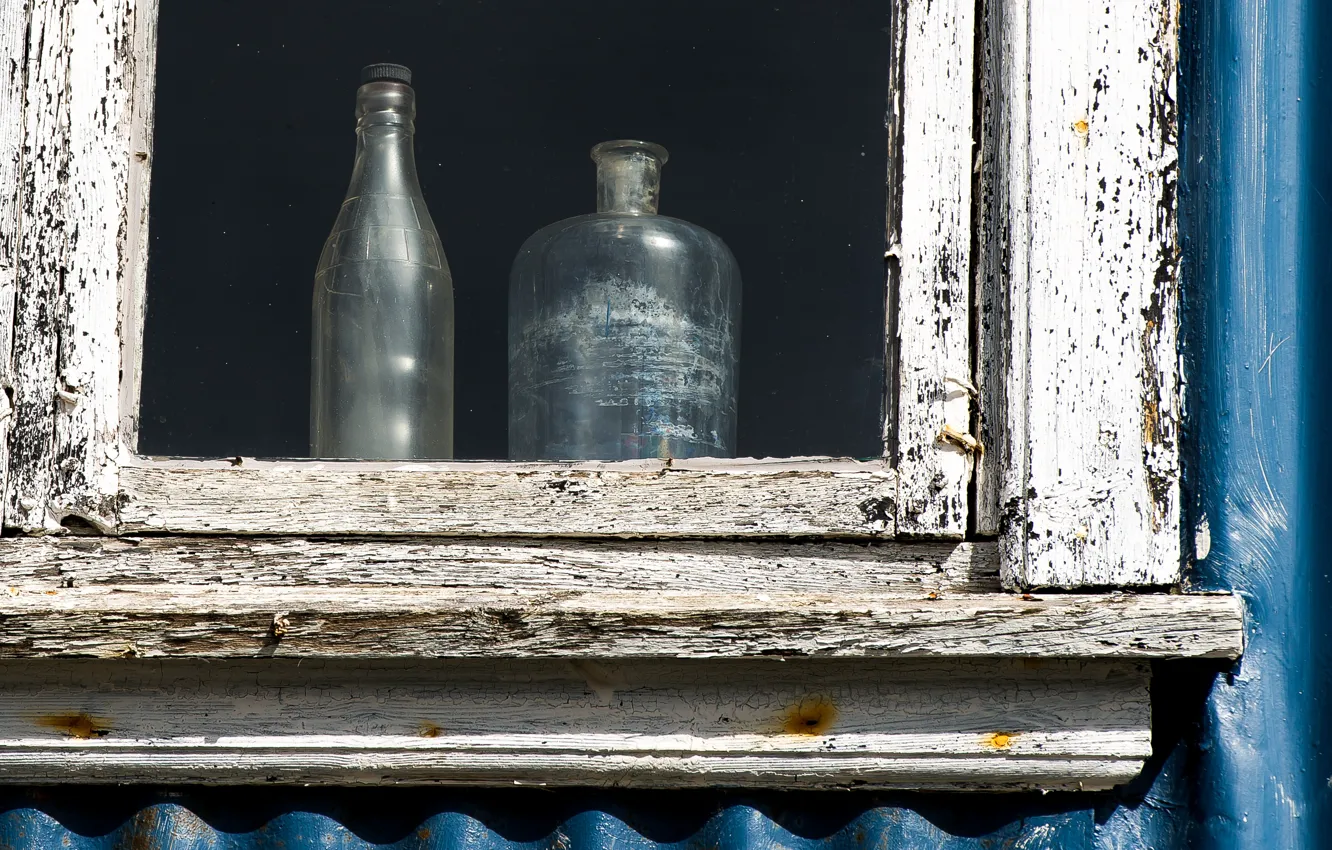 Фото обои дом, окно, бутылки, натурализм